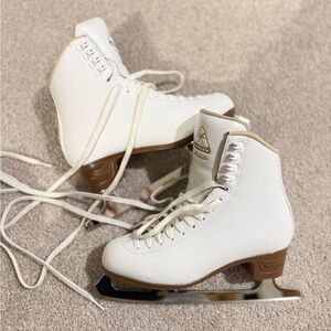 Jackson Artiste 7.5 Figure Skates (gently used)